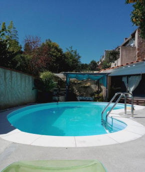 BELLE MAISON DE CARACTERE DE VILLAGE et STUDIO PISCINE Privée 9 PERS